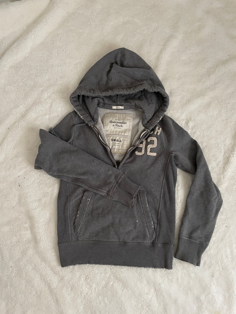 Abercrombie & Fitch  grey V‑Neck  hoodie with patch